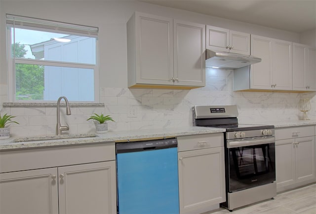 kitchen with a sink, stainless steel electric stove, under cabinet range hood, dishwasher, and decorative backsplash