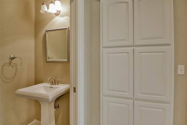 bathroom featuring a sink
