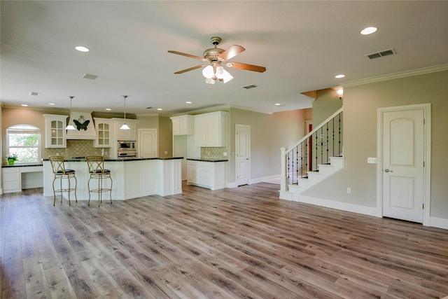 kitchen featuring visible vents, recessed lighting, ceiling fan, backsplash, and dark countertops