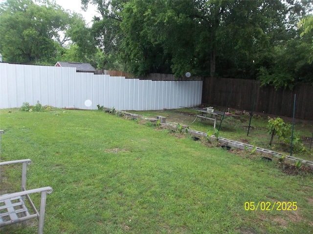 view of yard featuring a fenced backyard