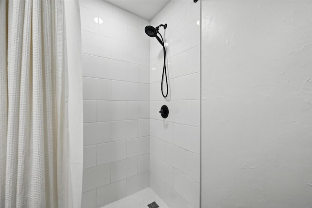 full bath with tiled shower