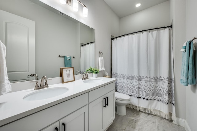 full bath featuring double vanity, toilet, a shower with shower curtain, and a sink