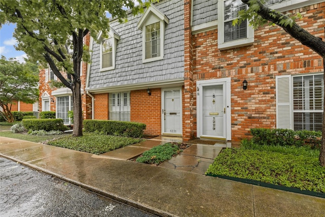 multi unit property featuring brick siding