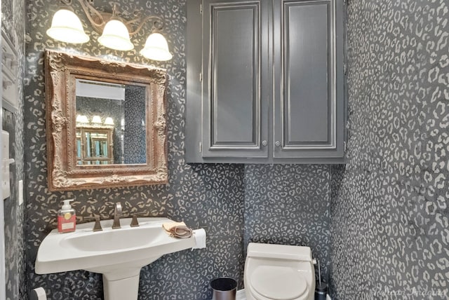 5705 Shoreline Dr, Shreveport, LA 71119 - half bath with toilet and wallpapered walls