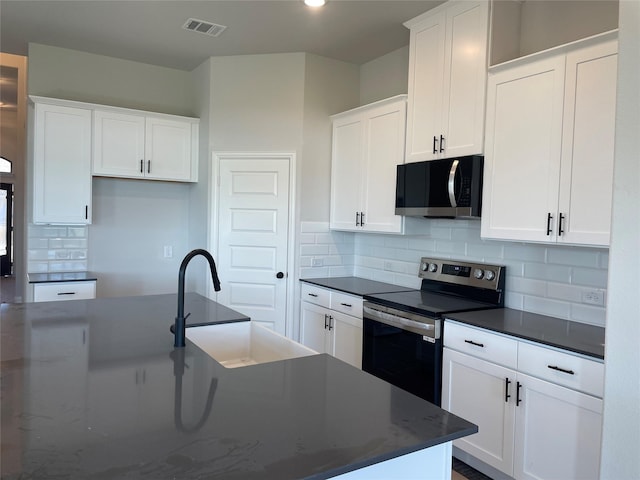 kitchen with visible vents, tasteful backsplash, appliances with stainless steel finishes, and a sink