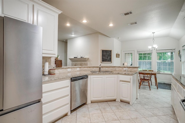 kitchen with a notable chandelier, visible vents, a sink, a peninsula, and appliances with stainless steel finishes