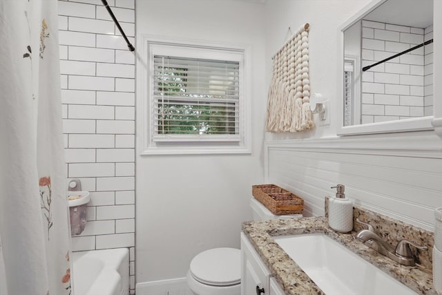 1718 Heather Rd, Gainesville, TX 76240 - full bath with shower / bath combination with curtain, toilet, vanity, and baseboards
