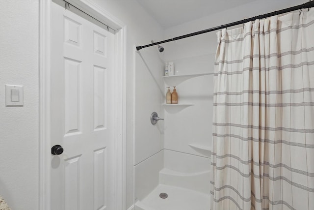 1718 Heather Rd, Gainesville, TX 76240 - full bathroom featuring curtained shower
