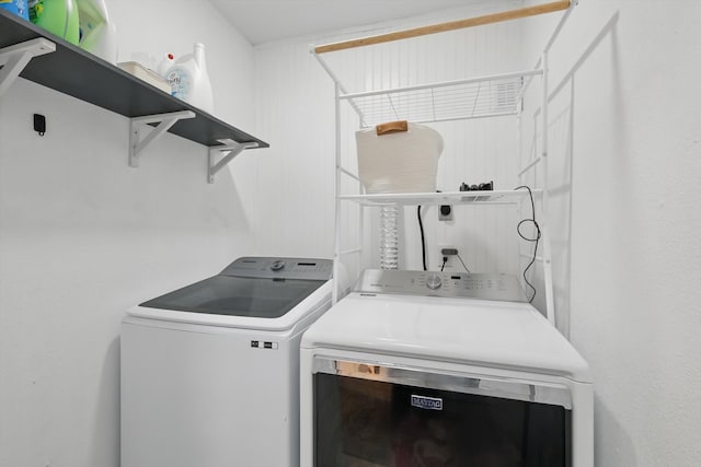 1718 Heather Rd, Gainesville, TX 76240 - clothes washing area featuring washer and clothes dryer