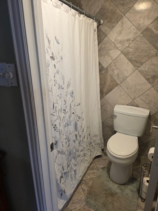 1608 University Dr, Richardson, TX 75081 - full bathroom with toilet and a shower with shower curtain
