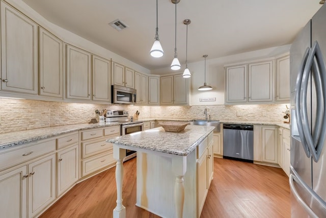 kitchen featuring a sink, cream cabinetry, visible vents, and appliances with stainless steel finishes