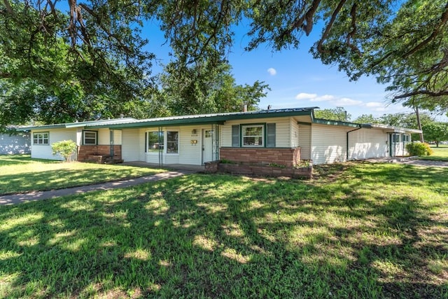 2349 Cooke St, Abilene, TX 79605 - ranch-style house featuring a front yard