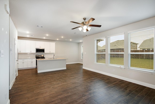 627 Rain Barrel Pl, Weston, TX 75009 - kitchen featuring baseboards, dark wood finished floors, ceiling fan, visible vents, and stainless steel appliances