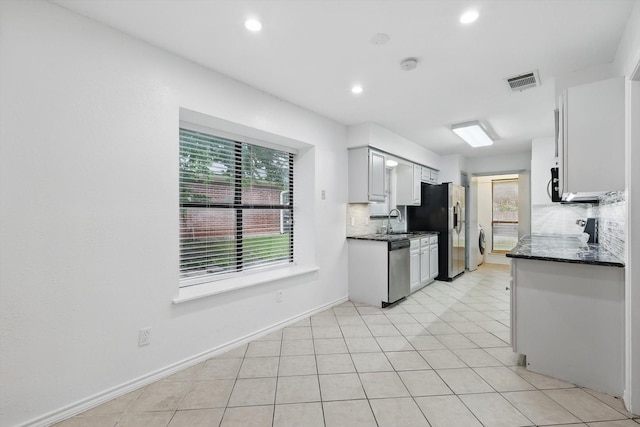 kitchen featuring recessed lighting, visible vents, a sink, decorative backsplash, and appliances with stainless steel finishes