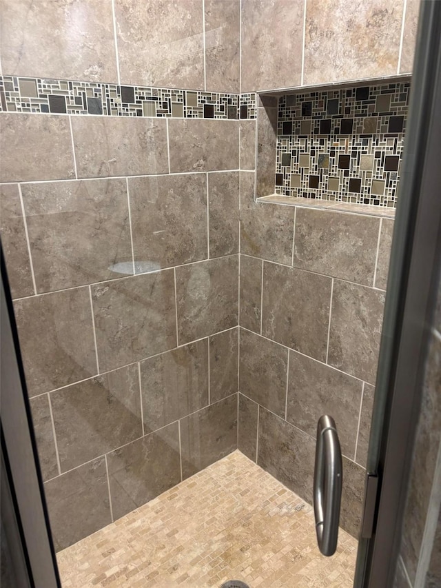 full bath featuring a tile shower