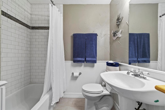2512 Halloran St, Fort Worth, TX 76107 - bathroom with tile patterned floors, toilet, and shower / bath combo with shower curtain