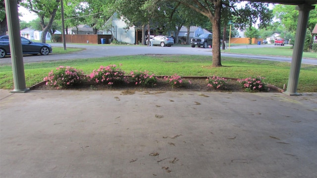 1509 N Gaines St, Ennis, TX 75119 - view of grassy yard featuring a residential view