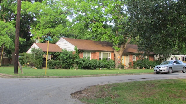 1509 N Gaines St, Ennis, TX 75119 - ranch-style house featuring a front lawn and brick siding