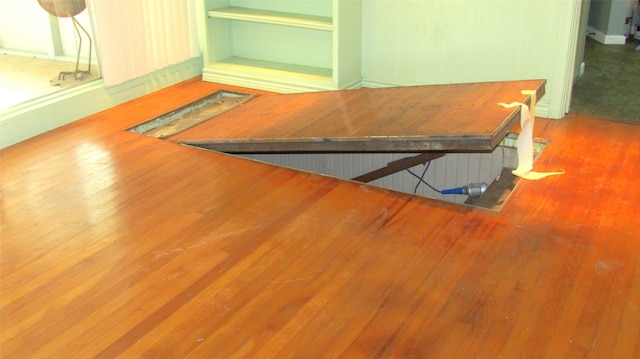 1509 N Gaines St, Ennis, TX 75119 - detailed view of wood finished floors