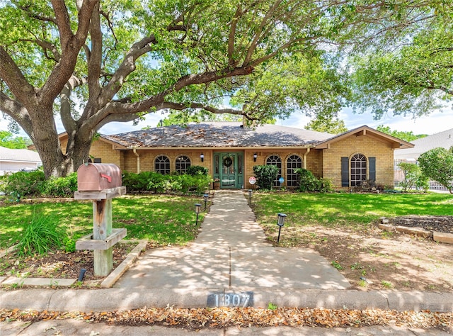 1307 S Westador Dr, Arlington, TX 76015 - ranch-style house featuring brick siding and a front lawn