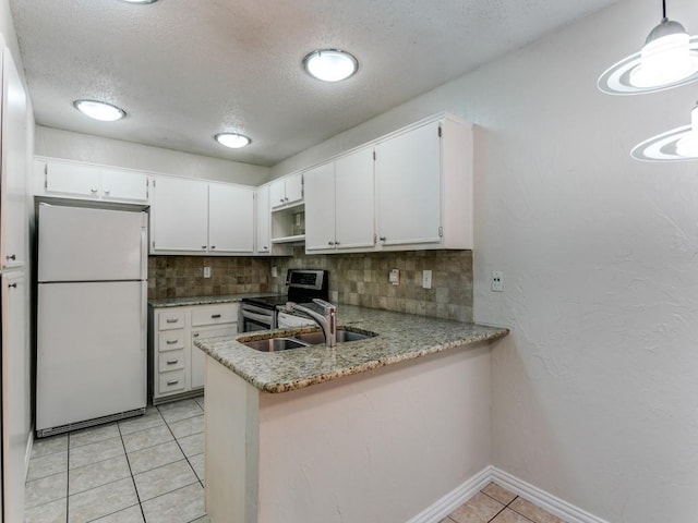 4242 N Capistrano Dr Unit 203, Dallas, TX 75287 - kitchen featuring a sink, tasteful backsplash, freestanding refrigerator, light tile patterned flooring, and electric range