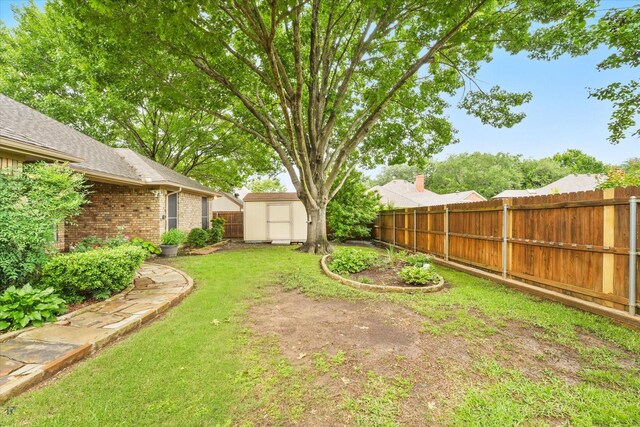view of yard featuring a storage shed and an outdoor structure