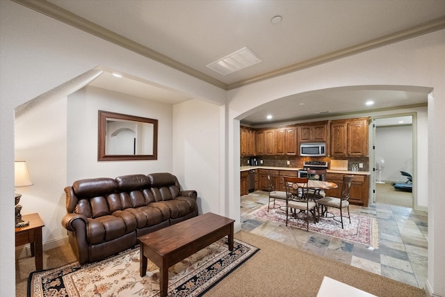 living area with visible vents, recessed lighting, crown molding, arched walkways, and baseboards