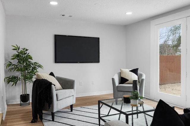 2617 Fordham Rd, Dallas, TX 75216 - sitting room with wood finished floors, a textured ceiling, visible vents, baseboards, and recessed lighting