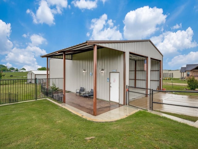view of outdoor structure featuring an outbuilding