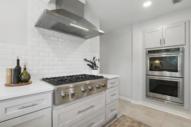kitchen featuring stainless steel appliances, a breakfast bar, recessed lighting, a kitchen island, and baseboards