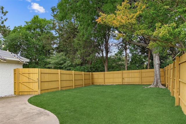 view of yard with a gate