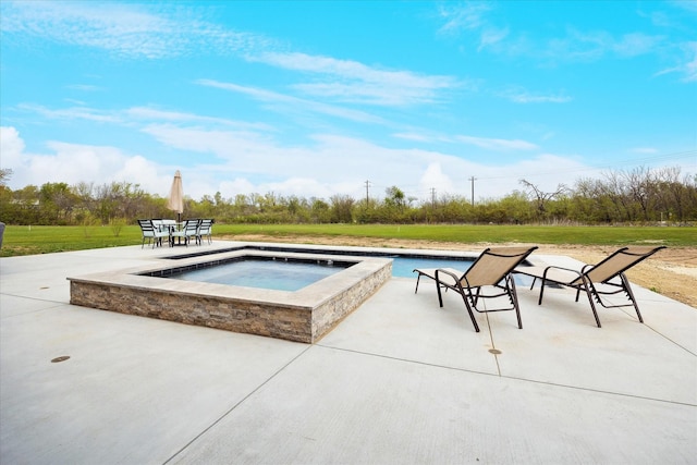 2028 Carrie Ct, Weatherford, TX 76088 - view of swimming pool with an in-ground hot tub and a patio area
