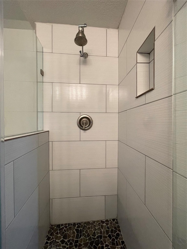 bathroom featuring tiled shower