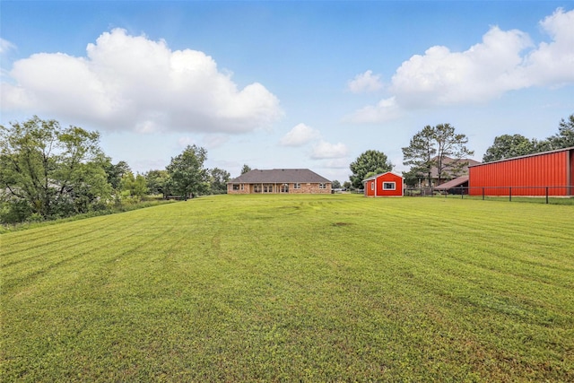 view of yard with an outbuilding