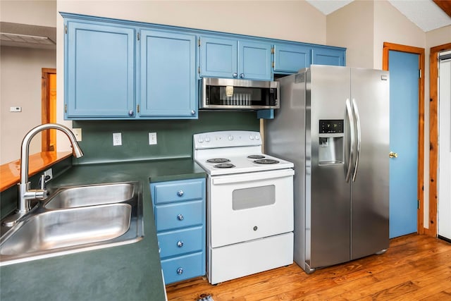 168 Knollwood Ln, Holly Lake Ranch, TX 75765 - kitchen featuring stainless steel appliances, blue cabinets, a sink, wood finished floors, and dark countertops