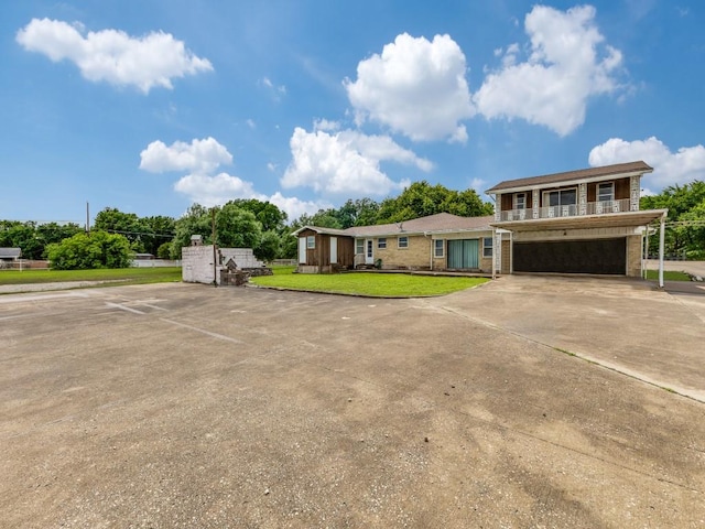 13134 Ravenview Rd, Dallas, TX 75253 - view of front of property featuring a front yard and driveway