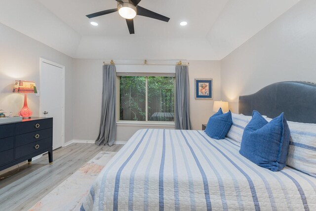 3809 Runge Ct E, Irving, TX 75038 - bedroom featuring light wood-style floors, a tray ceiling, baseboards, ceiling fan, and recessed lighting