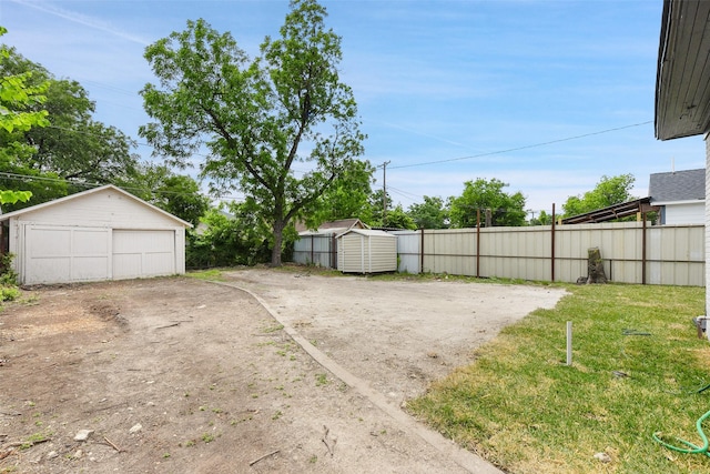 2735 S Jennings Ave, Fort Worth, TX 76110 - view of yard featuring a detached garage