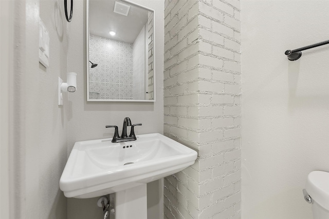 2735 S Jennings Ave, Fort Worth, TX 76110 - bathroom featuring a sink and toilet