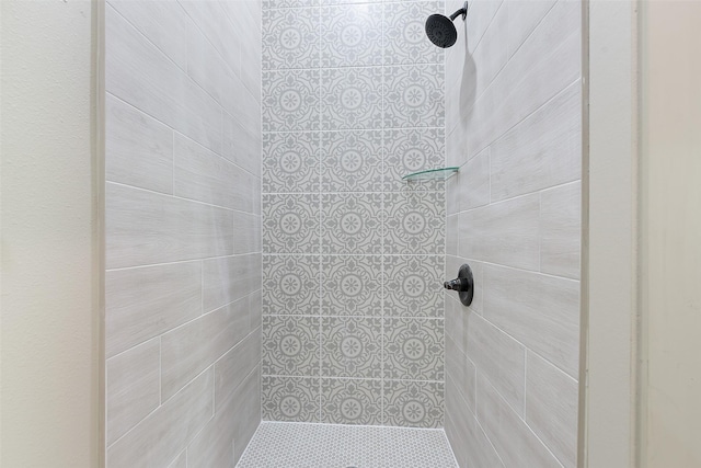 2735 S Jennings Ave, Fort Worth, TX 76110 - full bath featuring tiled shower