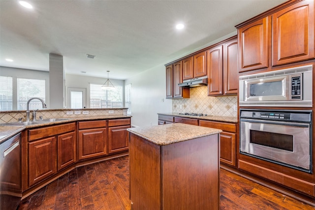 kitchen with stainless steel appliances, a sink, dark wood-style floors, decorative backsplash, and recessed lighting