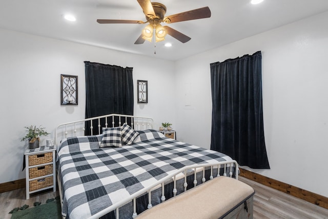 bedroom featuring light wood-type flooring, baseboards, a ceiling fan, and recessed lighting