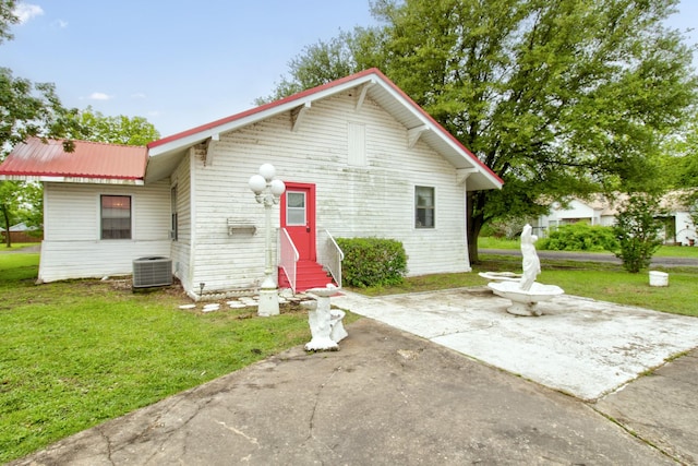 101 E Reed St, Randolph, TX 75475 - view of front facade featuring a front yard, entry steps, central AC unit, and metal roof
