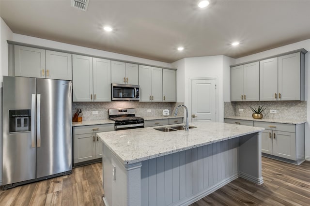 2665 Kings Canyon Mews, Corinth, TX 76210 - kitchen with appliances with stainless steel finishes, a sink, gray cabinetry, dark wood finished floors, and recessed lighting