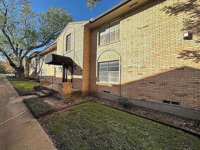 5817 Sandhurst Ln Unit B, Dallas, TX 75206 - view of property exterior with crawl space and brick siding