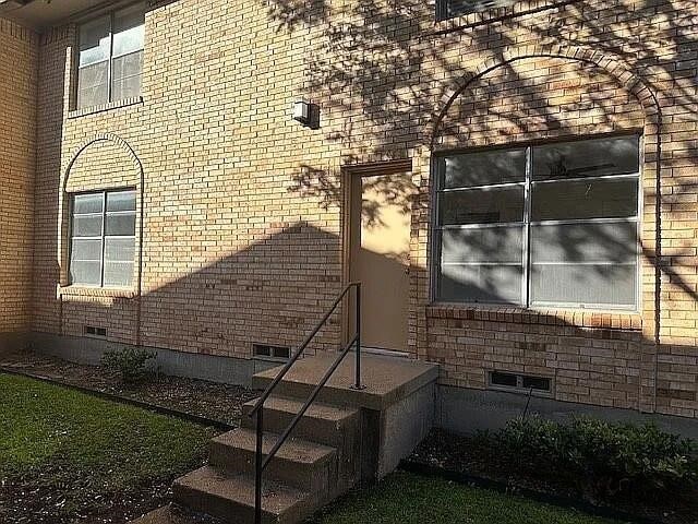 5817 Sandhurst Ln Unit B, Dallas, TX 75206 - view of property exterior with crawl space and brick siding