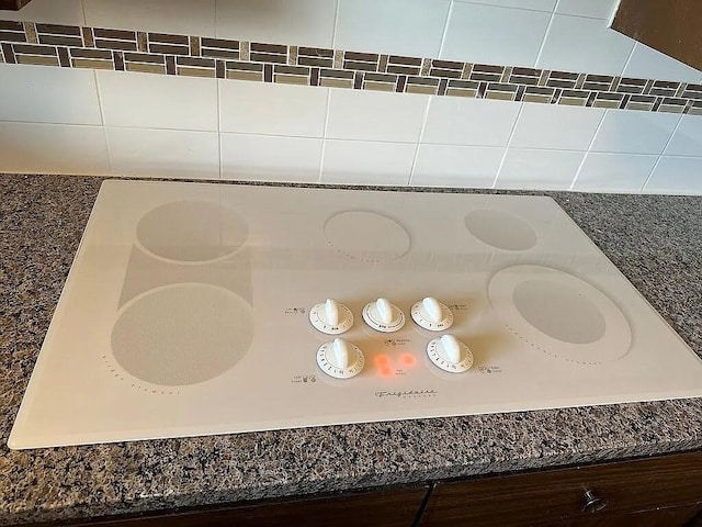 5817 Sandhurst Ln Unit B, Dallas, TX 75206 - detailed view of white electric cooktop
