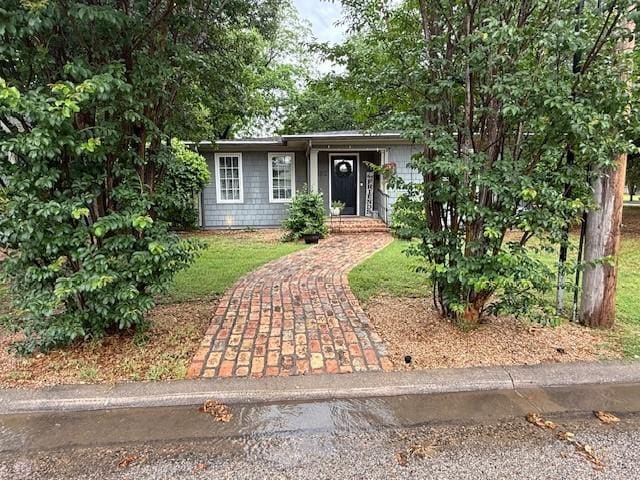 view of front of house featuring a front yard