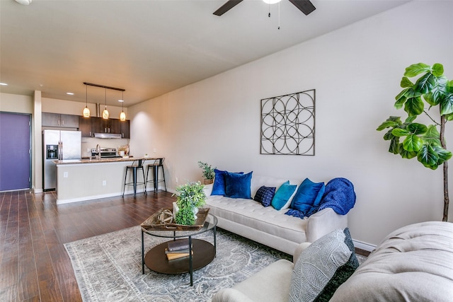 living room with dark wood-style floors, a ceiling fan, recessed lighting, and baseboards