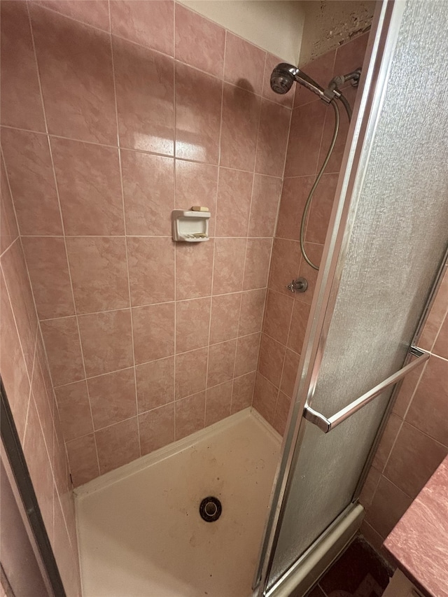 full bathroom featuring a stall shower